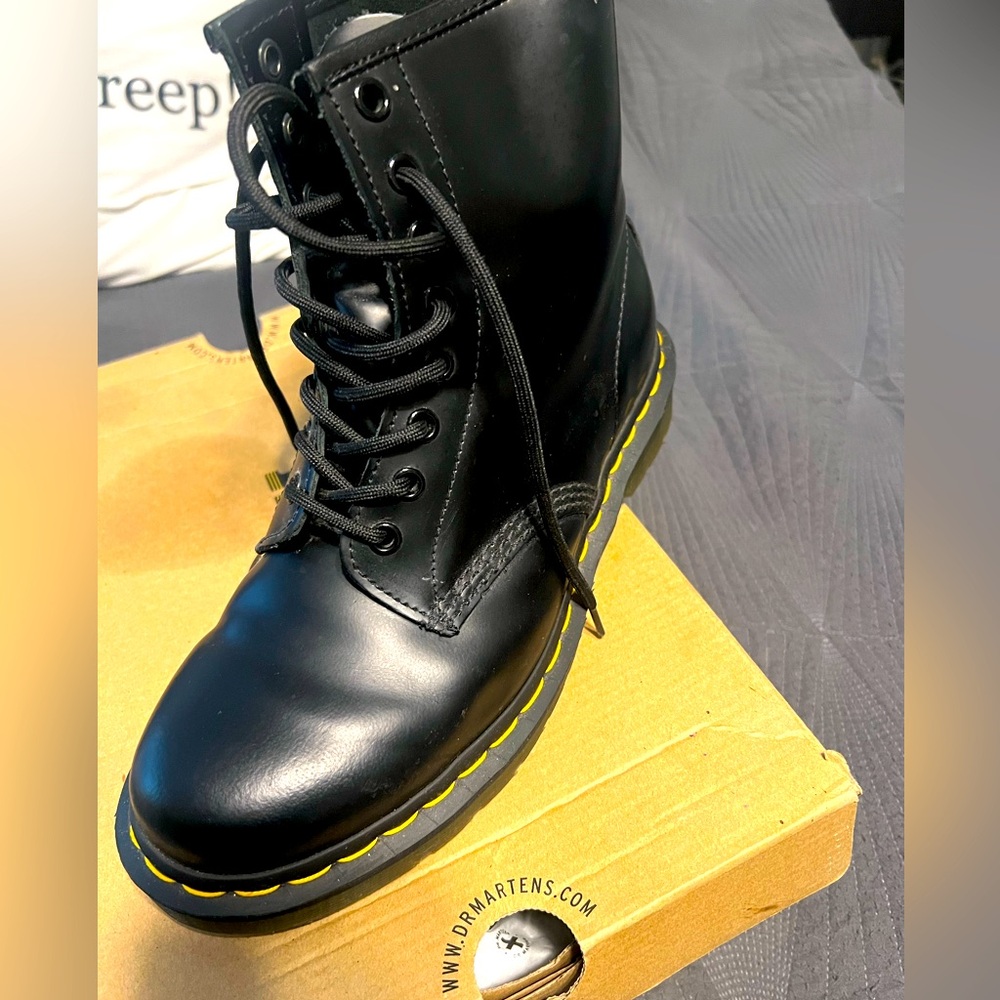 Doc Martin, smooth leather size 7 men 8 1/2 women’s like new w/box
